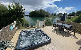 Lakeside Retreat 2 With Hot Tub, Private Fishing Peg Situated At Tattershall Lakes Country Park