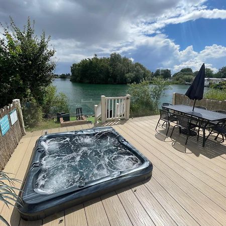 Lakeside Retreat 2 With Hot Tub, Private Fishing Peg Situated At Tattershall Lakes Country Park Villa Exterior photo