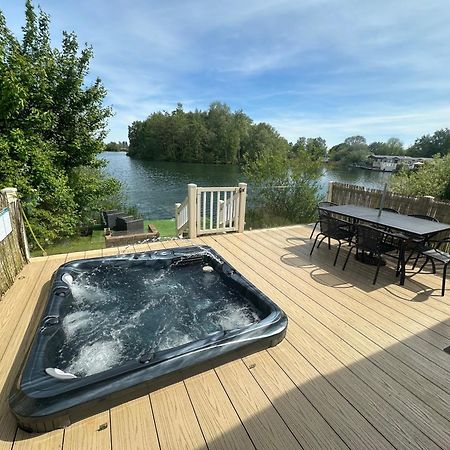 Lakeside Retreat 2 With Hot Tub, Private Fishing Peg Situated At Tattershall Lakes Country Park Villa Exterior photo