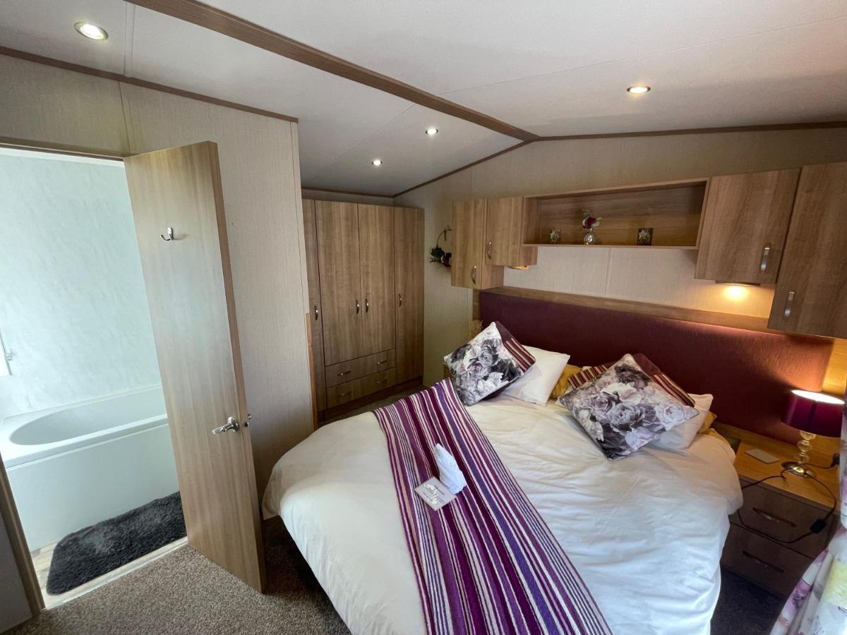 Lakeside Retreat 2 With Hot Tub, Private Fishing Peg Situated At Tattershall Lakes Country Park Exterior photo