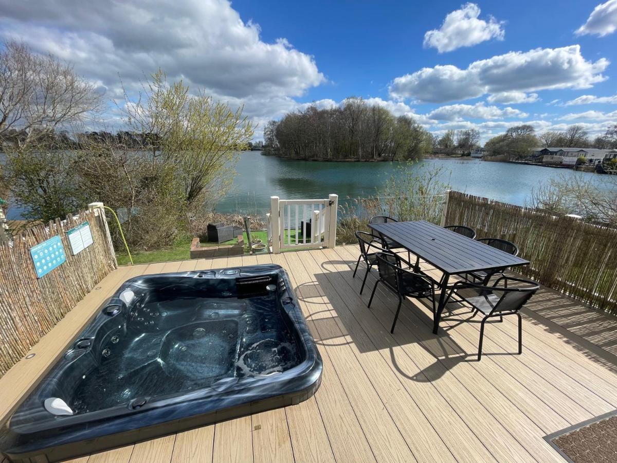 Lakeside Retreat 2 With Hot Tub, Private Fishing Peg Situated At Tattershall Lakes Country Park Exterior photo