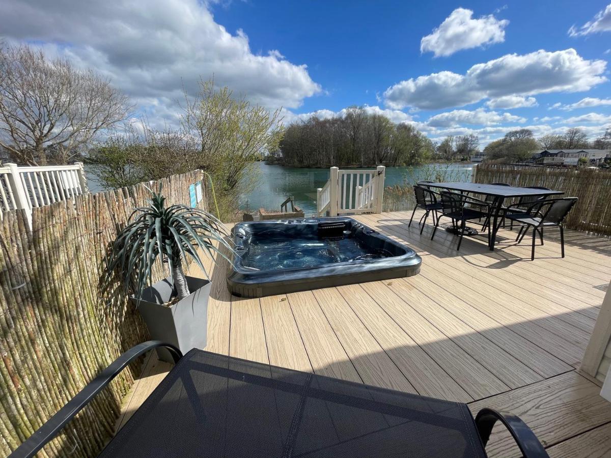 Lakeside Retreat 2 With Hot Tub, Private Fishing Peg Situated At Tattershall Lakes Country Park Exterior photo