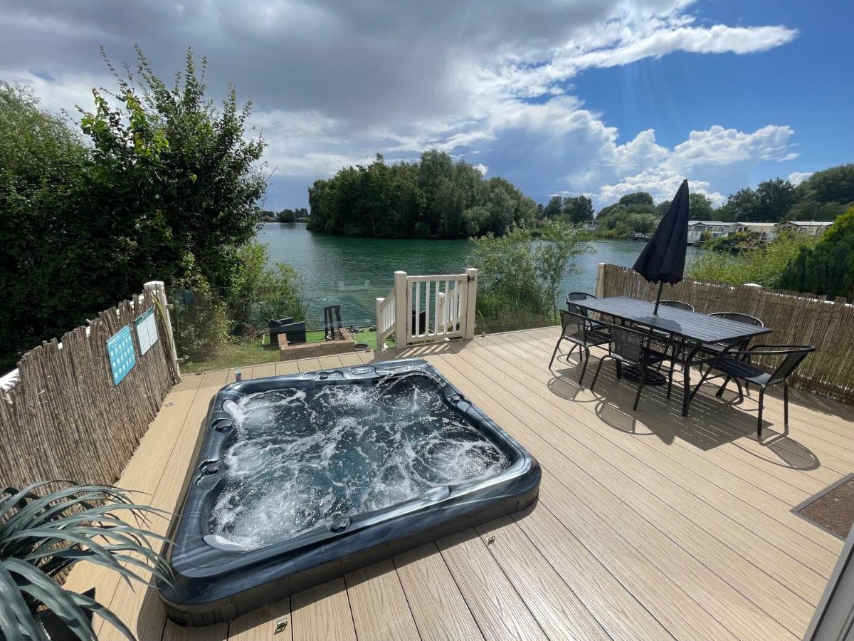 Lakeside Retreat 2 With Hot Tub, Private Fishing Peg Situated At Tattershall Lakes Country Park Exterior photo