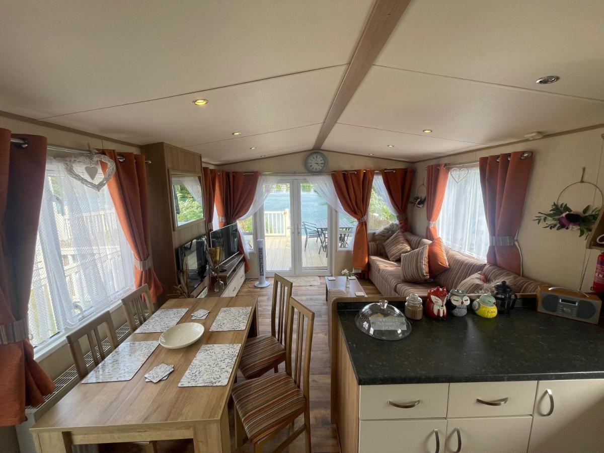 Lakeside Retreat 2 With Hot Tub, Private Fishing Peg Situated At Tattershall Lakes Country Park Exterior photo