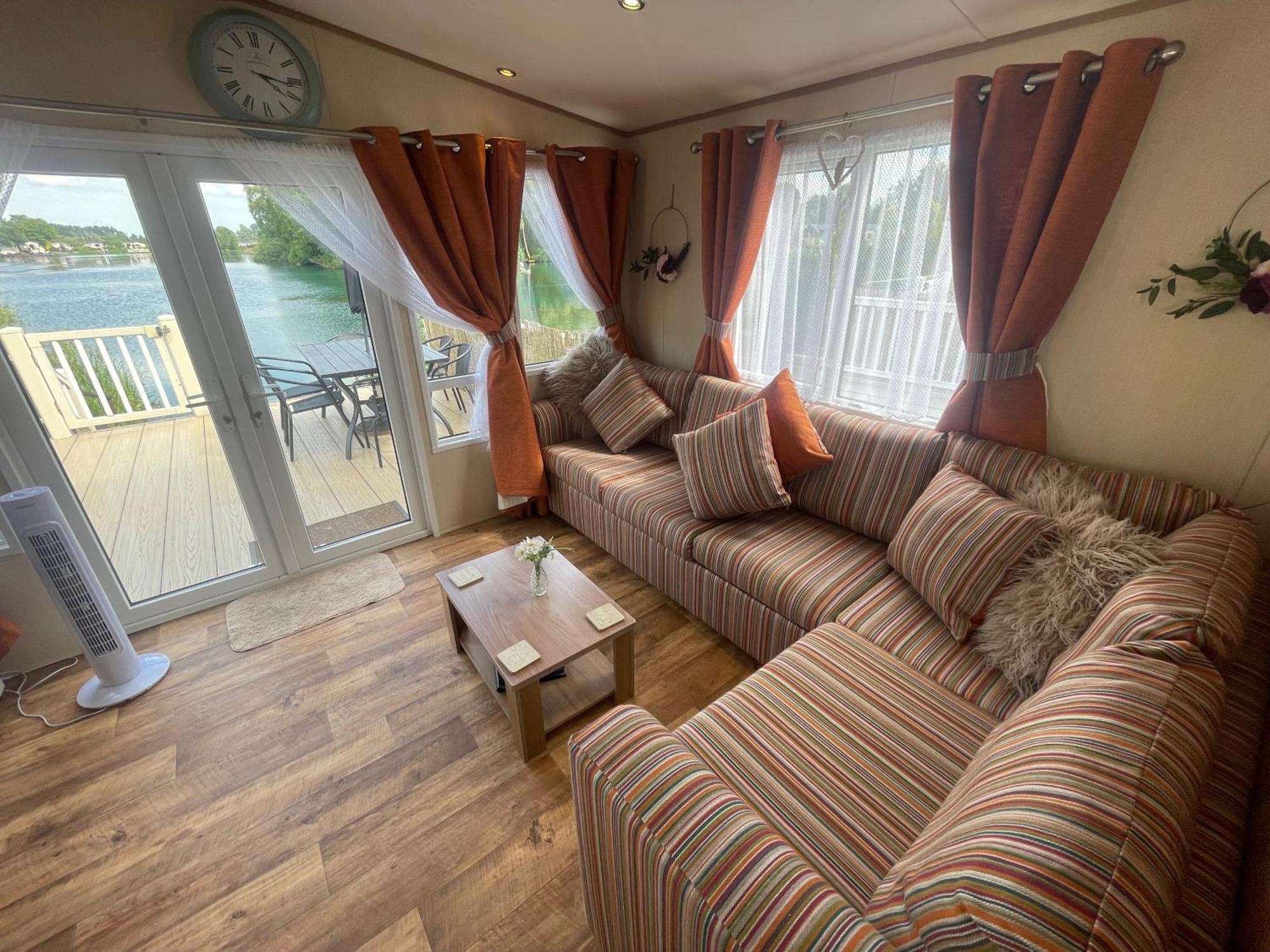 Lakeside Retreat 2 With Hot Tub, Private Fishing Peg Situated At Tattershall Lakes Country Park Exterior photo
