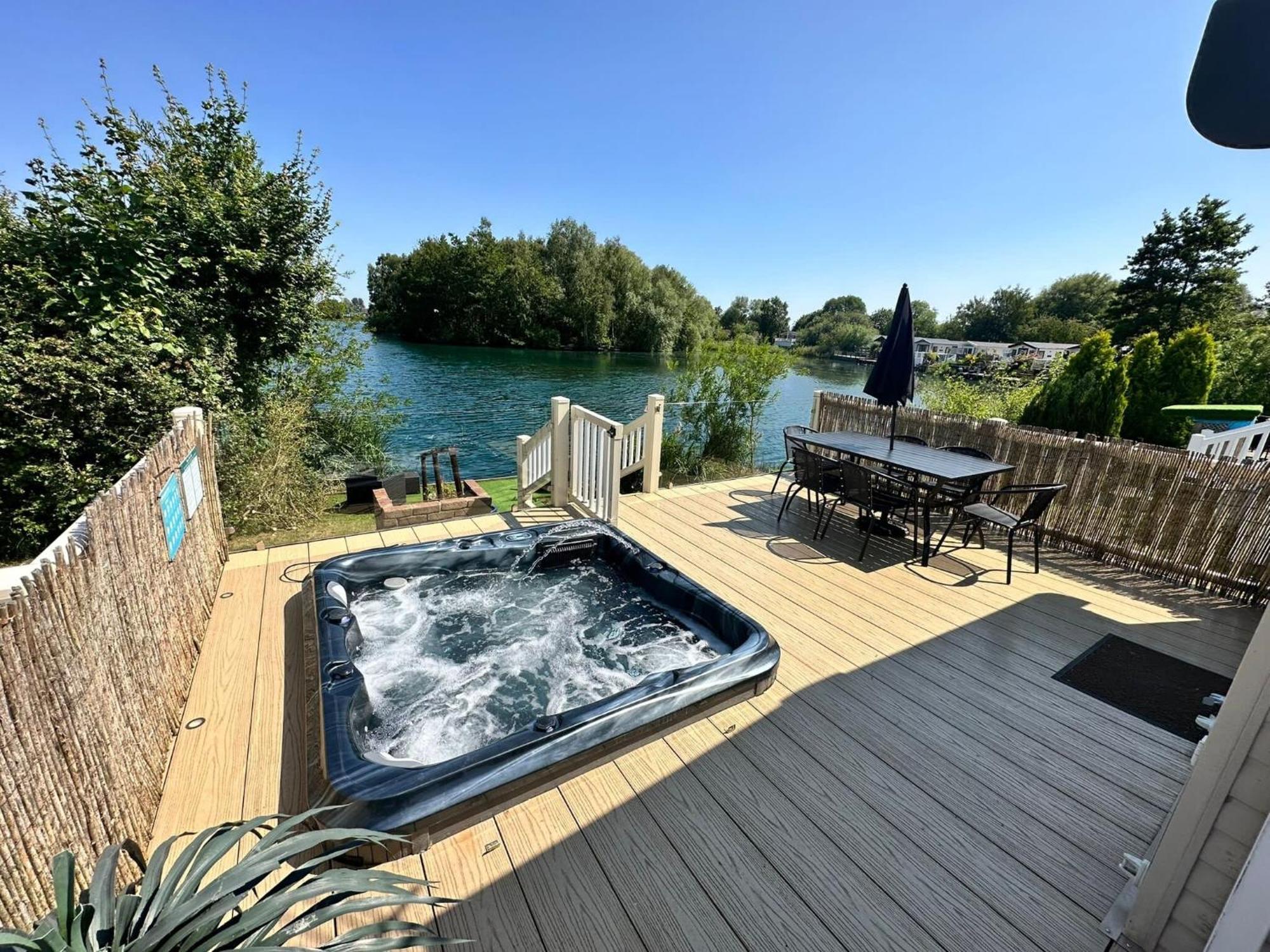 Lakeside Retreat 2 With Hot Tub, Private Fishing Peg Situated At Tattershall Lakes Country Park Villa Exterior photo