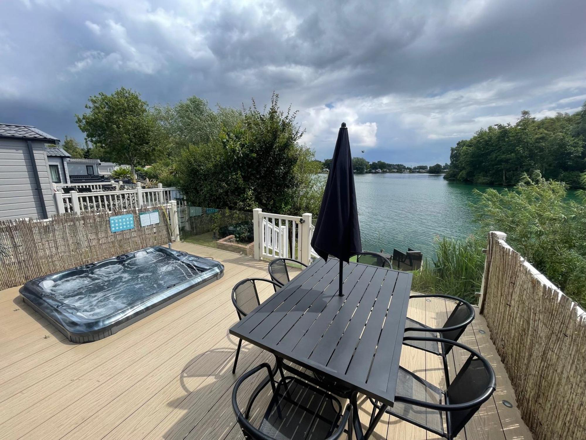 Lakeside Retreat 2 With Hot Tub, Private Fishing Peg Situated At Tattershall Lakes Country Park Villa Exterior photo