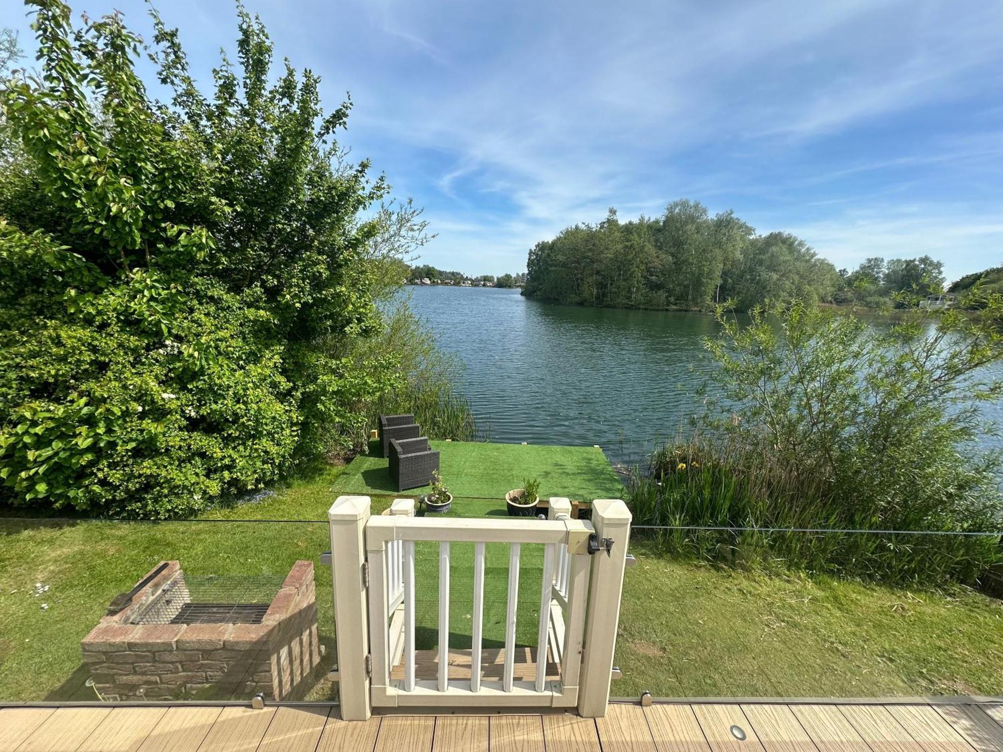 Lakeside Retreat 2 With Hot Tub, Private Fishing Peg Situated At Tattershall Lakes Country Park Villa Exterior photo