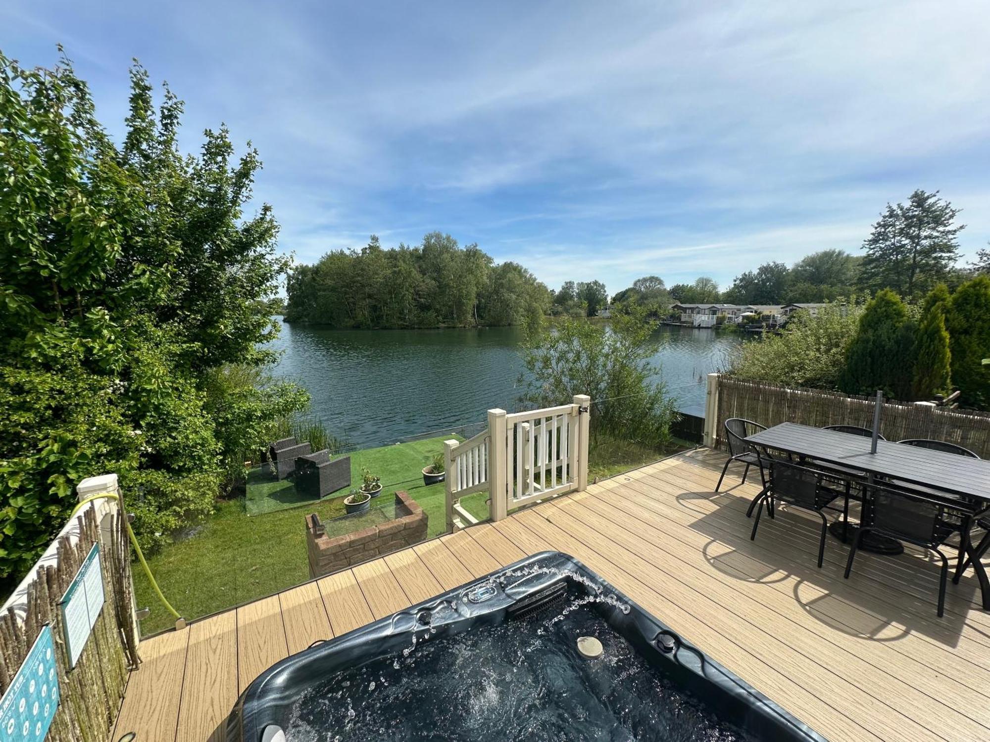 Lakeside Retreat 2 With Hot Tub, Private Fishing Peg Situated At Tattershall Lakes Country Park Villa Exterior photo